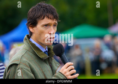 Rory Stewart Konservativ Parlamentsmitglied für Penrith und der Grenze. mit einem Mikrofon Hesket Newmarket Agricultural Show. Stockfoto