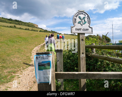 Wanderer auf East Cliff Fußweg Branscombe Devon England UK Stockfoto