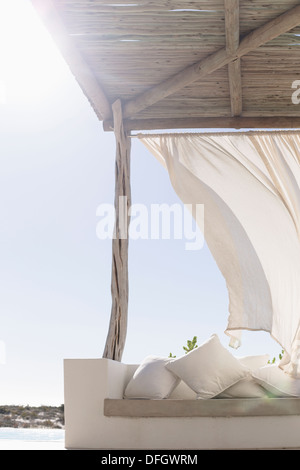 Wind weht Vorhang auf sonnigen Terrasse Stockfoto