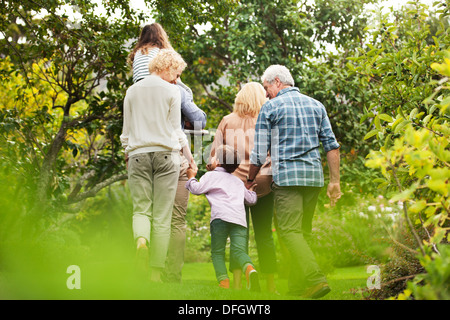 Mehr-Generationen-Familie Wandern im park Stockfoto