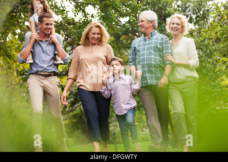 Mehr-Generationen-Familie Wandern im park Stockfoto