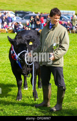 Rory Stewart Konservativ Parlamentsmitglied für Penrith und der Grenze. Führend bei Kuh hält eine Tasse auf Hesket Newmarket Show Stockfoto