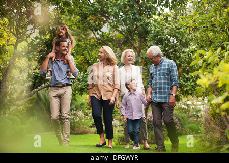 Mehr-Generationen-Familie zusammen im Park spazieren Stockfoto