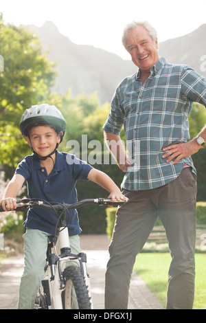 Älterer Mann Lehre Enkel, Fahrrad fahren Stockfoto