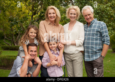 Porträt des mehr-Generationen-Familie lächelnd im freien Stockfoto