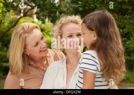 Drei Generationen von Frauen Lächeln im freien Stockfoto