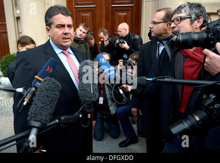 Berlin, Deutschland. 4. Oktober 2013. Vorsitzender der SPD Sigmar Gabriel verlässt die Vorgespräche in der Parlamentarischen Gesellschaft in Berlin, Deutschland, 4. Oktober 2013. CDU und SPD sind Gespräche zu sehen, ob eine große Koalition möglich ist. Foto: Rainer Jensen/Dpa/Alamy Live-Nachrichten Stockfoto