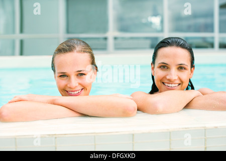 Porträt von lächelnden Frauen am Rande des Schwimmbad Stockfoto