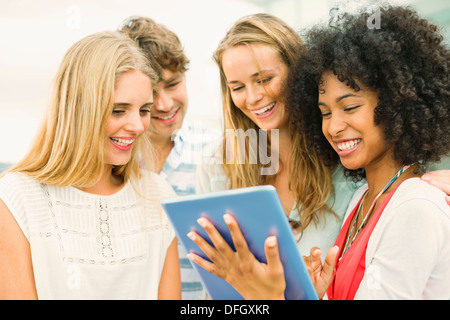 Freunde mit digital-Tablette Stockfoto