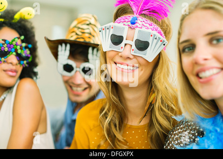 Freunde mit dekorativen Brille auf party Stockfoto