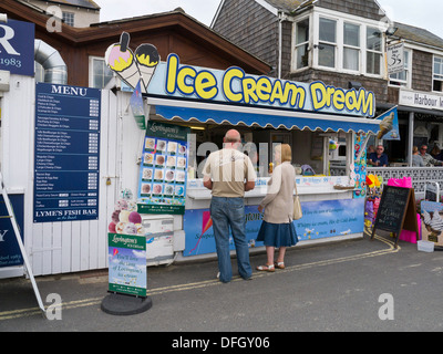 Kunden kaufen Eis am Kiosk in Lyme Regis Dorset-England Stockfoto