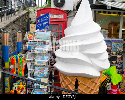 Riesige Eis Kegel Display am Strand von Lyme Regis, Dorset, England Stockfoto