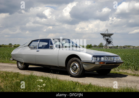 Citroen XM mit Radioteleskop Stockfoto