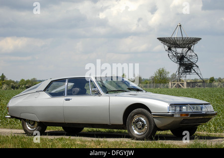 Citroen XM mit Radioteleskop Stockfoto