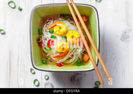 Chinesische Suppe mit Garnelen und Reis Nudeln Stockfoto