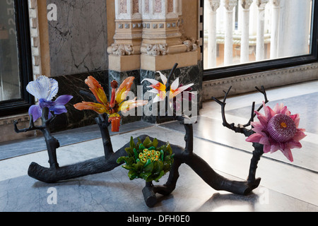 Ein L. und J. Orta Kunstwerk mit dem Titel: "Amazonia Baum des Lebens" (mundgeblasenes Glas, Bronze, Holz) oder die Verschmelzung von Kunst und Leben. Stockfoto