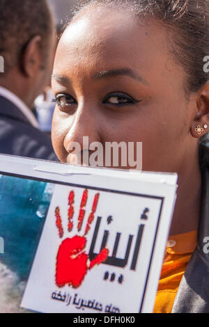 London, UK. 4. Oktober 2013. Sudanesische Ausländer weiterhin ihre Kampagne der Proteste in London gegen das Regime in Khartum von Al-Bashir. Bildnachweis: Paul Davey/Alamy Live-Nachrichten Stockfoto