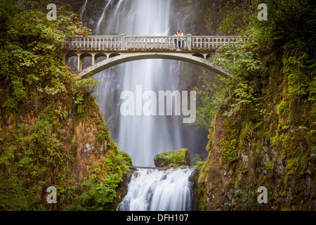 Paar auf den Steg unten Multnomah Falls, Columbia River Gorge, Oregon USA Stockfoto