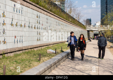 Menschen zu Fuß entlang Cheonggyecheon Stream in Seoul, Korea Stockfoto