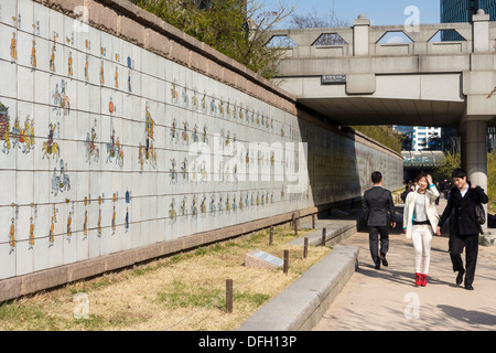 Menschen zu Fuß entlang Cheonggyecheon Stream in Seoul, Korea Stockfoto