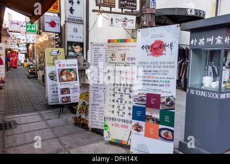 Chaotische Anzeige von Restaurant Zeichen und Menüs in Insadong, Seoul, Korea Stockfoto