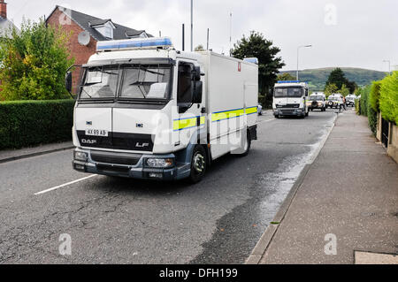 Belfast, Nordirland, Vereinigtes Königreich. 4. Oktober 2013 - kommt Munition technische Offiziere verlassen nach eine 25 Stunde lang bombardieren aufmerksam und Follow-up-Suche endlich zu einem Ende am Finaghy Bahnhof. Bildnachweis: Stephen Barnes/Alamy Live-Nachrichten Stockfoto