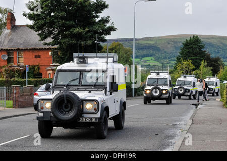 Belfast, Nordirland, Vereinigtes Königreich. 4. Oktober 2013 - kommt Munition technische Offiziere verlassen in Snatch Landrover nach 25 einstündigen Bombe aufmerksam und Follow-up-Suche endlich zu einem Ende am Finaghy Bahnhof. Bildnachweis: Stephen Barnes/Alamy Live-Nachrichten Stockfoto