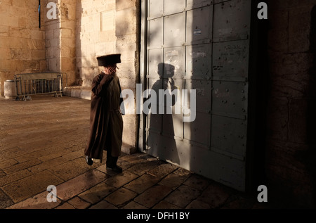 Ultraorthodoxe Juden gehen durch das Jaffa-Tor oder Bab al-Khalil, eines der acht Tore der osmanischen Mauern der Altstadt, erbaut im 16. Jahrhundert vom türkischen Sultan Suleiman, dem herrlichen Jerusalem Israel Stockfoto