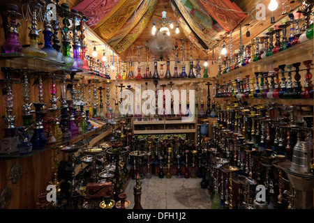 Sammlung von Shisha-Pfeifen zum Verkauf in einem Souvenirshop in der Altstadt von Ostjerusalem, Israel Stockfoto