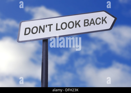 Kein Blick zurück motivierende Straßenschild Stockfoto