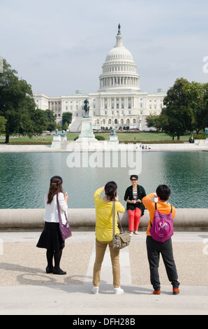 Asiatische Touristen posieren für Fotos vor dem US-Kongress während der Budget-Abschaltung der Oktober 2013. Stockfoto