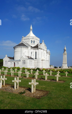 Laterne Turm und die Kapelle von notre-dame de Lorette/ABLAIN-SAINT-NAZAIRE, Ersten Weltkrieg einer französischen Soldatenfriedhof, Frankreich Stockfoto