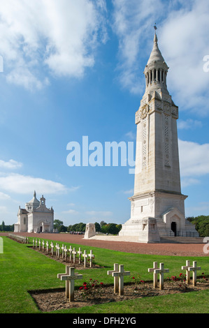 Laterne-Turm und Kapelle Notre-Dame de Lorette / Ablain-Saint-Nazaire, französischer Soldatenfriedhof Erster Weltkrieg, Frankreich Stockfoto