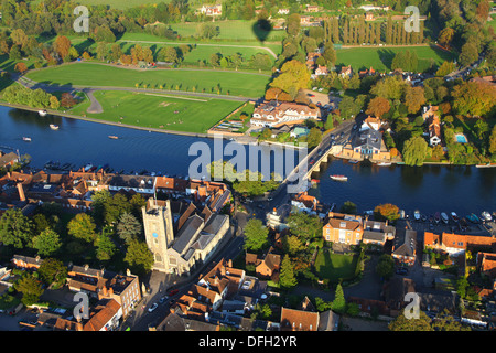 Sommer-Luftbild von Henley on Thames zeigt Kirche und Brücke Stockfoto