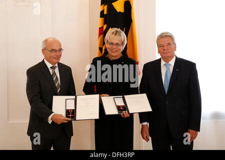 Berlin, Deutschland. 4. Oktober 2013. Rede von Bundespräsident Joachim Gauck bei der Verleihung des Verdienstordens der Bundesrepublik Deutschland anlässlich zum Tag der deutschen Einheit am Schloss Bellevue in Berlin. / Obertauern: Stockfoto