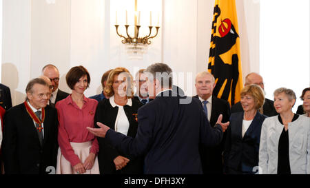 Berlin, Deutschland. 4. Oktober 2013. Rede von Bundespräsident Joachim Gauck bei der Verleihung des Verdienstordens der Bundesrepublik Deutschland anlässlich zum Tag der deutschen Einheit am Schloss Bellevue in Berlin. / Obertauern: Stockfoto