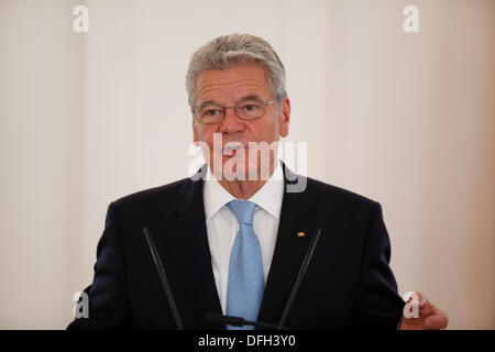 Berlin, Deutschland. 4. Oktober 2013. Rede von Bundespräsident Joachim Gauck bei der Verleihung des Verdienstordens der Bundesrepublik Deutschland anlässlich zum Tag der deutschen Einheit am Schloss Bellevue in Berlin. / Obertauern: Stockfoto