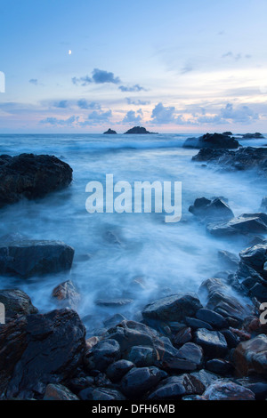 Wellen, die über die Felsen bei Cape Cornwall, Cornwall, England, UK Stockfoto