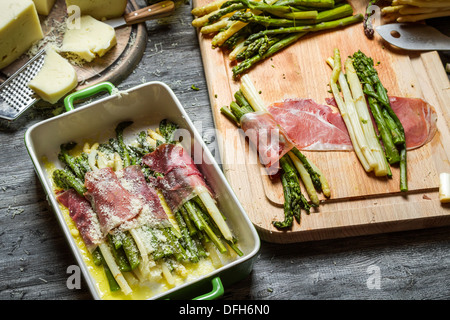 Spargel in Schinken und Käse gerollt Stockfoto