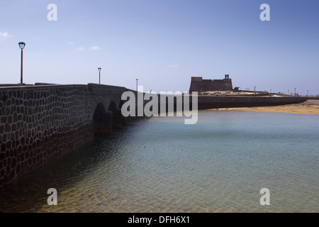 Castillo de san Gabriel (Schloss von St. Gabriel) Arrecife, Lanzarote, Kanarische Inseln. Das Schloss beherbergt ein Archäologisches Museum. Stockfoto