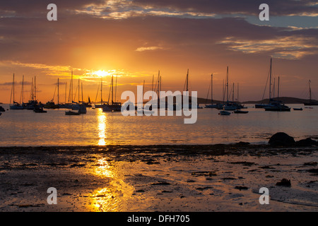 Sommer Sonnenuntergang über Hugh Stadthafen, Str. Marys Isles of Scilly, Cornwall, UK Stockfoto