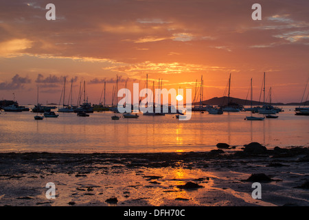 Sonnenuntergang über dem Hafen von Hugh Town, Str. Marys Isles of Scilly, Cornwall, UK Stockfoto