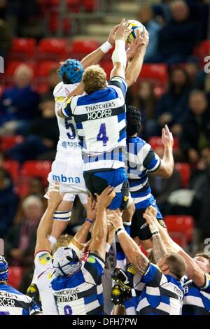 Salford, UK. 4. Oktober 2013. Bath Rugby Schloss Stuart Hooper und Verkauf Haie sperren Michael Paterson während der Aviva Premiership Spiel zwischen Verkauf Haifische und Bath Rugby aus dem AJ-Bell-Stadion. Bildnachweis: Aktion Plus Sport/Alamy Live-Nachrichten Stockfoto