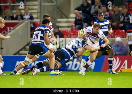 Salford, UK. 4. Oktober 2013. Sale Sharks sperren Jonathan Mills und Bath Rugby Flanker Matt Garvey während der Aviva Premiership Spiel zwischen Verkauf Haifische und Bath Rugby aus dem AJ-Bell-Stadion. Bildnachweis: Aktion Plus Sport/Alamy Live-Nachrichten Stockfoto