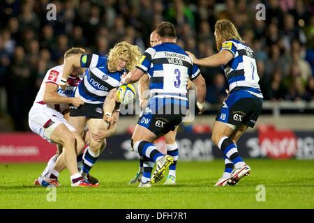 Salford, UK. 4. Oktober 2013. Bath Rugby Flügel Tom Biggs und Bath Rugby prop Dave Wilson während der Aviva Premiership Spiel zwischen Verkauf Haifische und Bath Rugby aus dem AJ-Bell-Stadion. Bildnachweis: Aktion Plus Sport/Alamy Live-Nachrichten Stockfoto