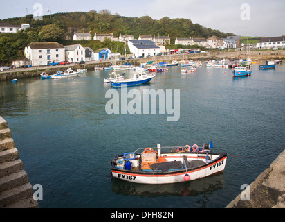 Hafen und kleinen Badeort Porthleven, Cornwall, England Stockfoto