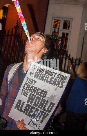 London, UK. 4. Oktober 2013. Protest und Party Frivolität als Aktivisten feiern den 7. Geburtstag von Wikileaks in der ecuadorianischen Botschaft in London Credit: Paul Davey/Alamy Live News Stockfoto