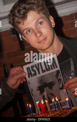 London, UK. 4. Oktober 2013. Ein Aktivist feiert den 7. Geburtstag von Wikileaks in der ecuadorianischen Botschaft in London Credit: Paul Davey/Alamy Live News Stockfoto