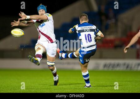 Salford, UK. 4. Oktober 2013. Bath Rugby Verteidiger George Ford während der Aviva Premiership Spiel zwischen Verkauf Haifische und Bath Rugby aus dem AJ-Bell-Stadion. Bildnachweis: Aktion Plus Sport/Alamy Live-Nachrichten Stockfoto