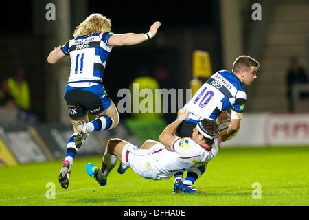 Salford, UK. 4. Oktober 2013. Sale Sharks Verteidiger Rob Miller, Bath Rugby Verteidiger George Ford und Bath Rugby Flügel Tom Biggs während der Aviva Premiership Spiel zwischen Verkauf Haifische und Bath Rugby aus dem AJ-Bell-Stadion. Bildnachweis: Aktion Plus Sport/Alamy Live-Nachrichten Stockfoto